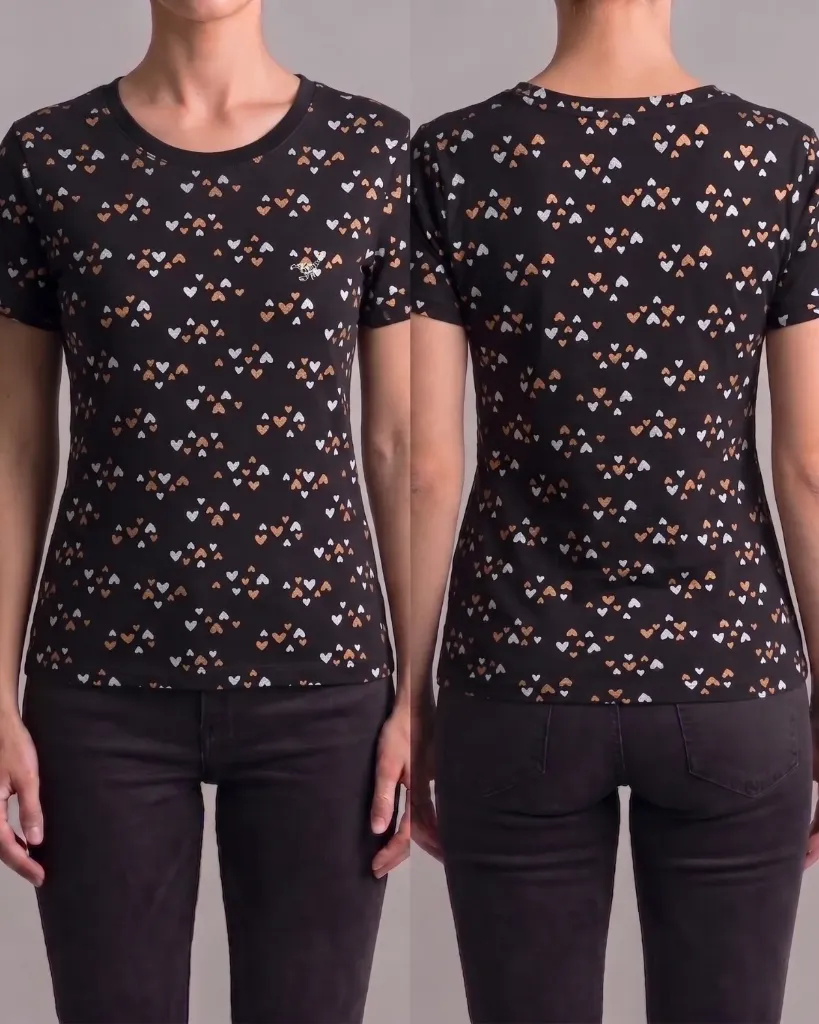 Camiseta estampada con corazones